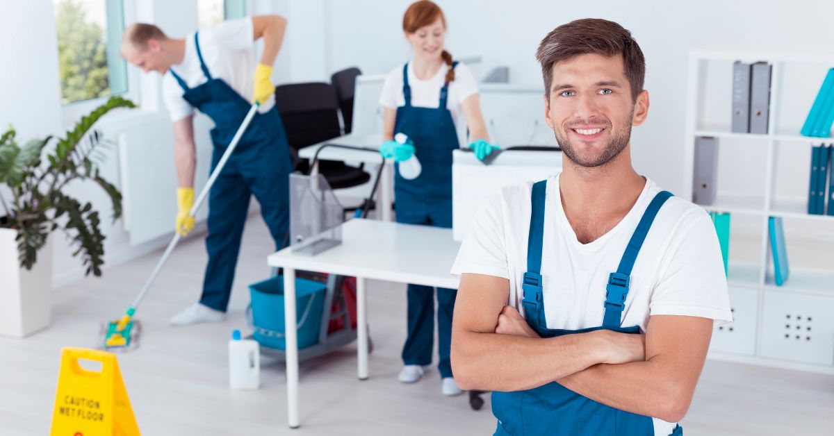 Empresa de limpieza en Ceuta realizando servicio profesional en oficina o comunidad