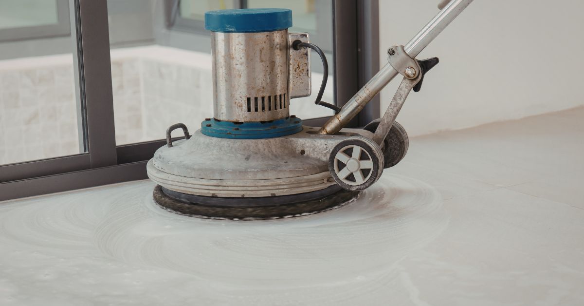 Servicio de pulido y abrillantado de suelos en Ceuta en portal o espacio comercial